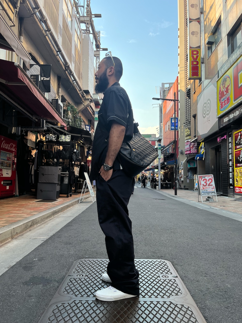 「AVIREX、SCHOTT、夏、メンズファッション、おしゃれさんと繋がりたい、半袖シャツ」｜「AVIREXのBASIC OFFICER PANTS / ベーシック オフィサー パンツ / AVIREX / アヴィレックス（チノパンツ、ブラック系）」を使った、Yoshi Yamaさん（メンズ・174cm）の夏コーディネートの2枚目の写真