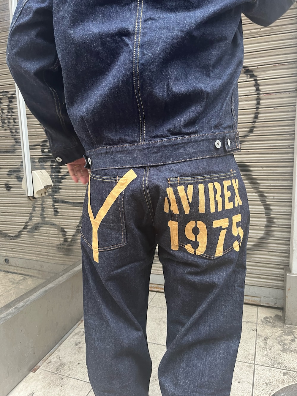 「デニム、デニムセットアップ、秋コーデ、メンズファッション、おしゃれさんと繋がりたい」｜「AVIREXの《AVIREX × YAMANE INDUSTRIES》Lot.2507 No.2 DENIM JACKET / デニムジャケット / アヴィレックス / ヤマネインダストリーズ（デニムジャケット、ブルー系）」を使った、Yoshi Yamaさん（メンズ・174cm）の秋コーディネートの5枚目の写真