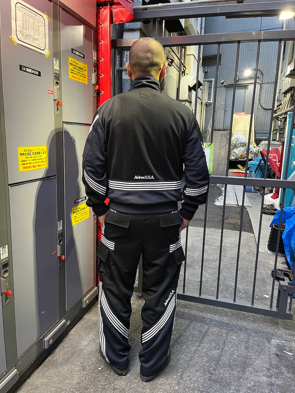 「AVIREX、メンズファッション、お洒落さんとつながりたい、トラックパンツ、トラックジャケット」｜「AVIREXの《CROSSOVER》TRACK CARGO PANTS / トラック カーゴパンツ / AVIREX / アヴィレックス（カーゴパンツ、ブラック系）」を使った、Yoshi Yamaさん（メンズ・174cm）の夏コーディネートの2枚目の写真