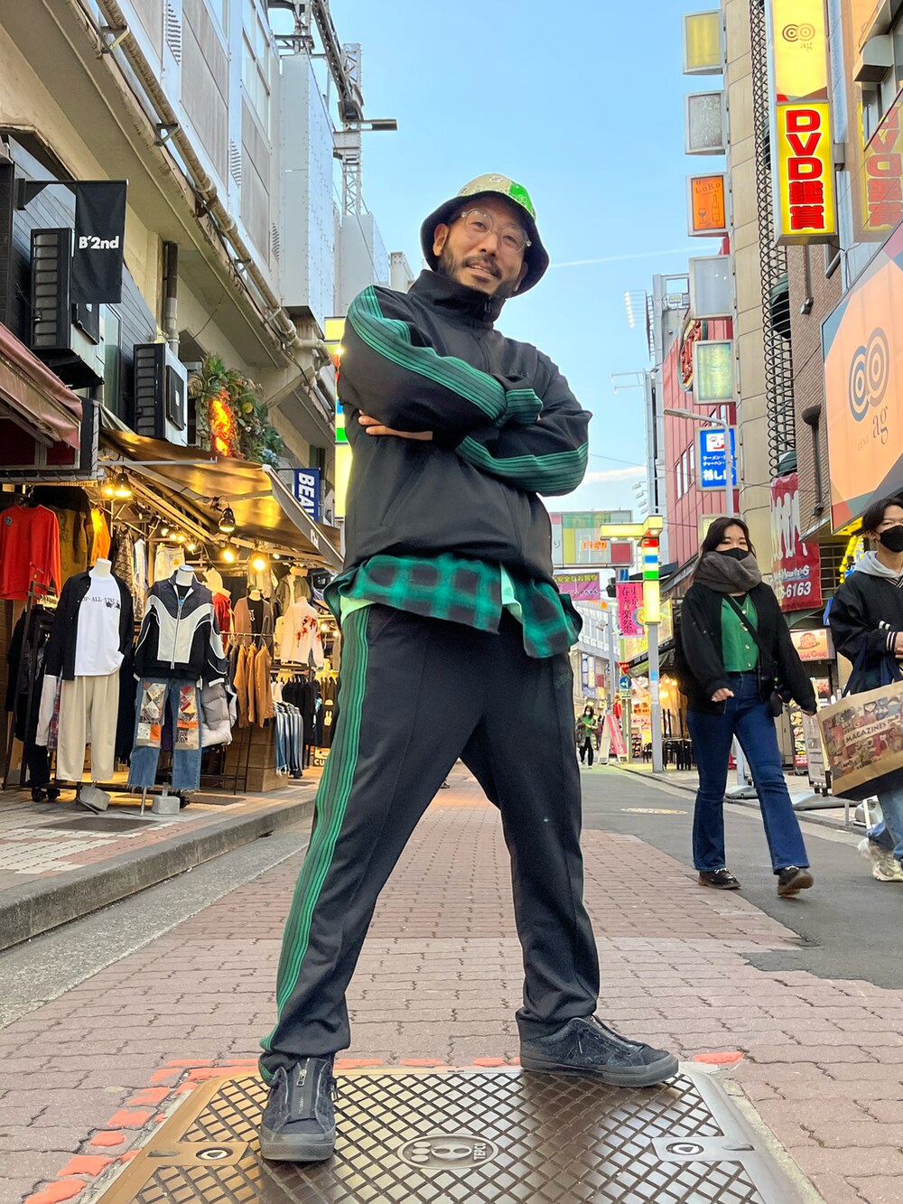 「AVIREX、SCHOTT、アメカジ、アメ横、上野、QUARTER上野、セットアップ、ジャージ、休日スタイル、おしゃれさんと繋がりたい、はるコーデ、ファッションの力を信じよう、メガネ男子」｜「AVIREXのトラック パンツ / TRACK PANTS / アヴィレックス / AVIREX（その他パンツ、ブラック系）」を使った、Yoshi Yamaさん（メンズ・174cm）の春コーディネートの2枚目の写真
