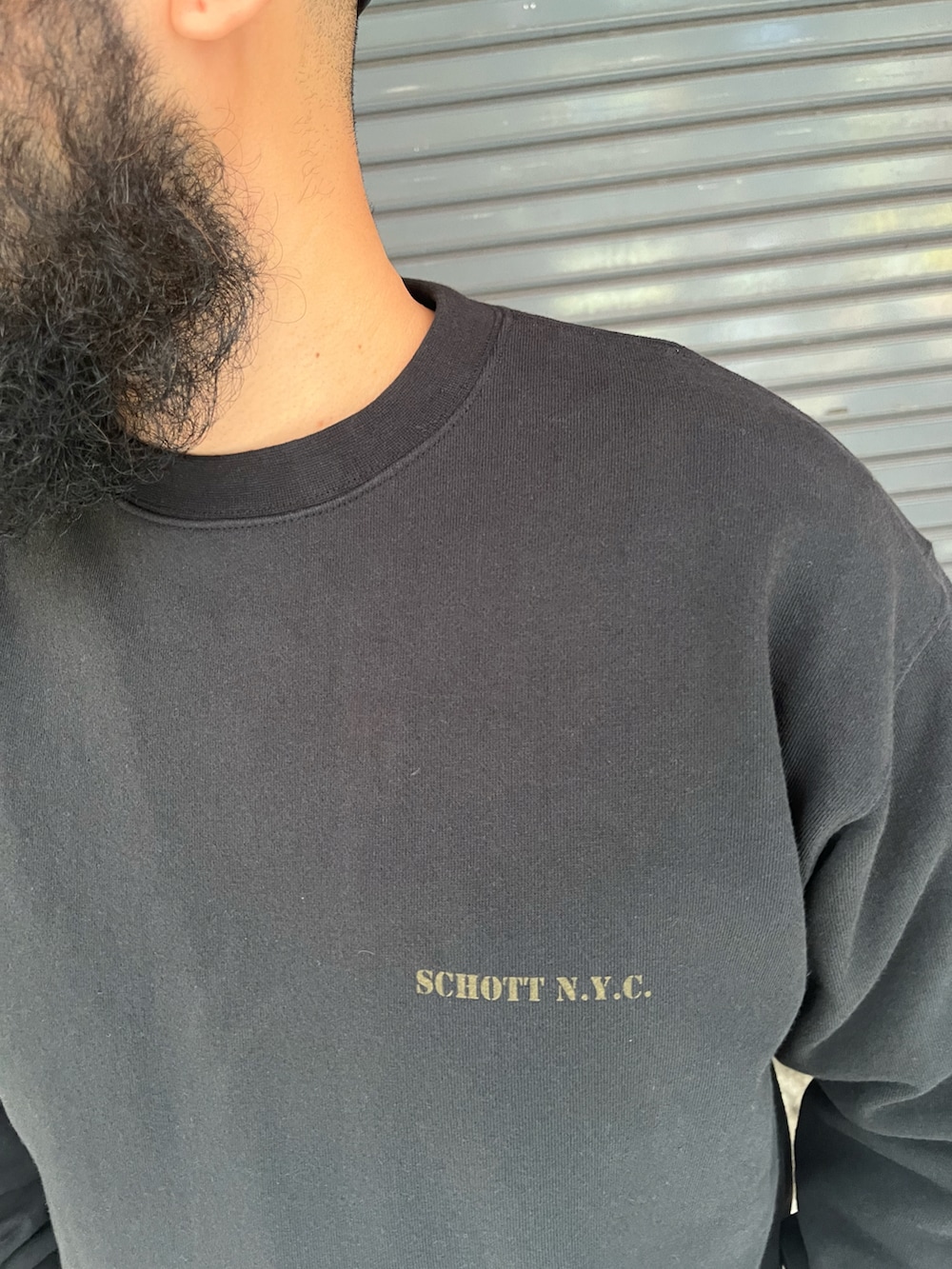 「シンプルスタイル、スウェット、カジュアルコーデ、SCHOTT」｜「schottのSchott/ショット/EC CREW SWEAT/イーシー クルースウェット（スウェット、ブラック系）」を使った、Yoshi Yamaさん（メンズ・174cm）の秋コーディネートの4枚目の写真