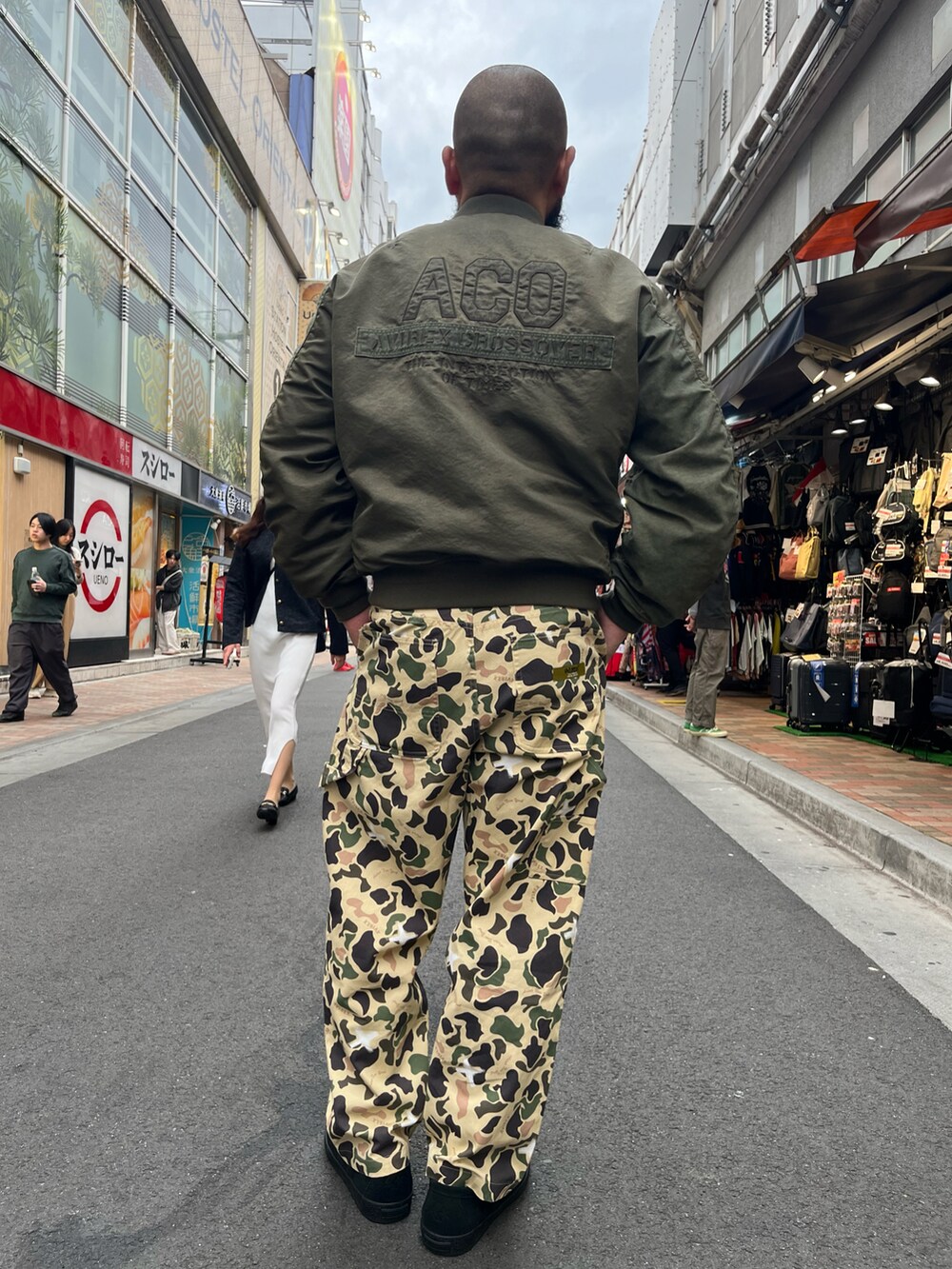 「メンズファッション、おしゃれさんと繋がりたい、AVIREX、MA-1」｜「AVIREXのCOTTON TWILL PAINTER PANTS / コットン ツイル ペインターパンツ / AVIREX / アヴィレックス（パンツ、その他）」を使った、Yoshi Yamaさん（メンズ・174cm）の秋コーディネートの3枚目の写真