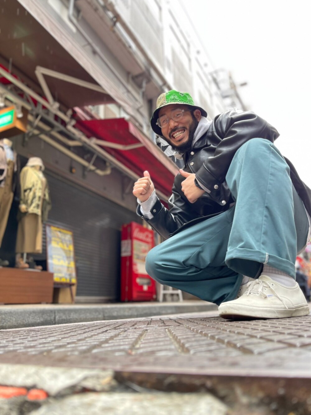 「休日スタイル、AVIREX、QUARTER上野、SCHOTT、おしゃれさんと繋がりたい、スニーカー、ワイドパンツ、白スニーカー、サングラス、パーカー」｜「AVIREXのアイテム（ハット、ブラック系）」を使った、Yoshi Yamaさん（メンズ・174cm）の冬コーディネートの2枚目の写真