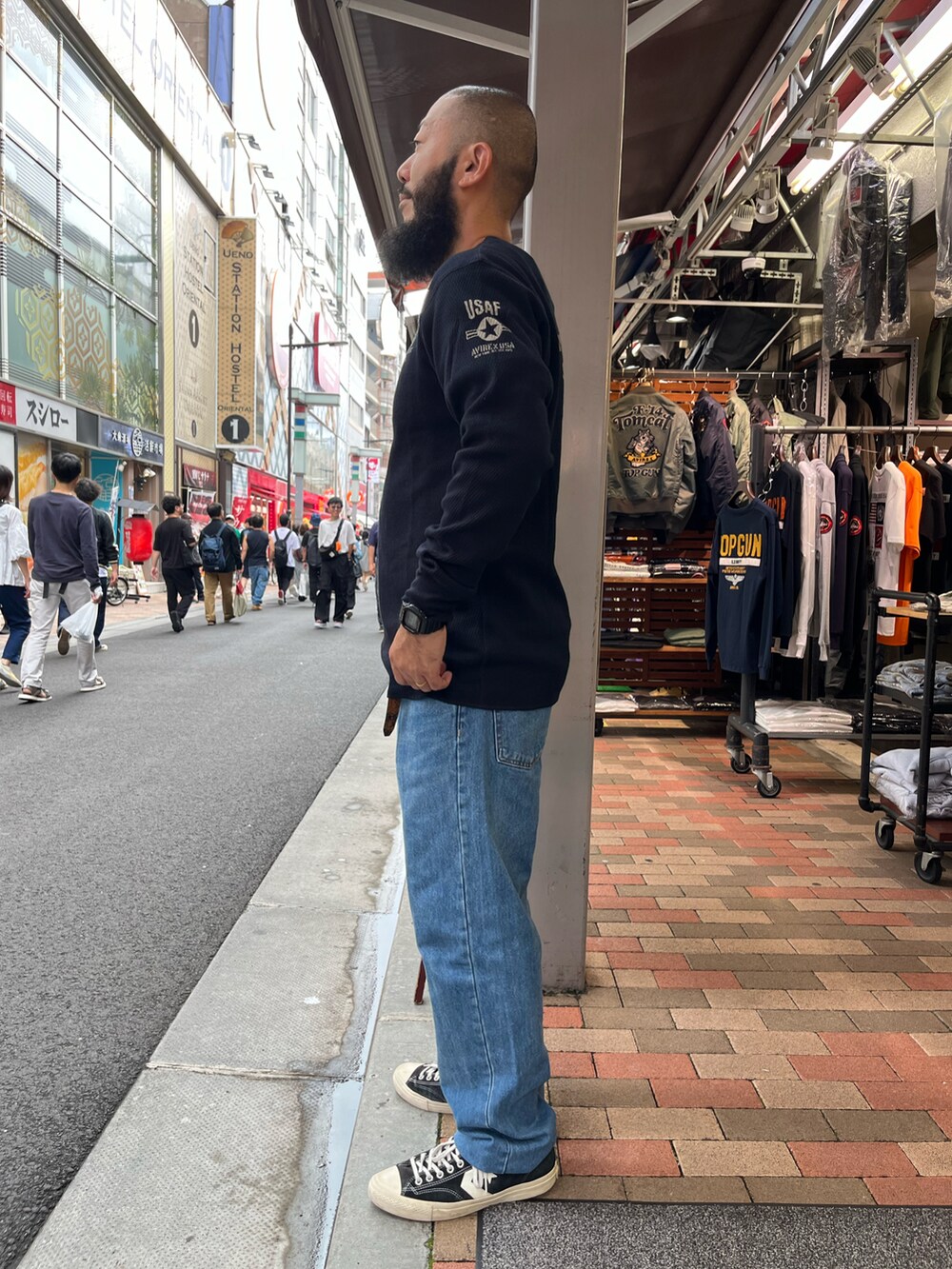 「AVIREX、シンプルスタイル、ワッフル、ハニカム」｜「AVIREXのHONEYCOMB WAFFLE T-SHIRT 'USAF'（Tシャツ/カットソー、ブルー系）」を使った、Yoshi Yamaさん（メンズ・174cm）の秋コーディネートの2枚目の写真
