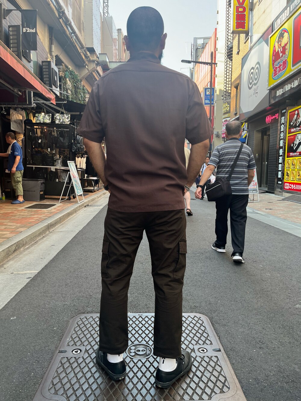 「シャツスタイル、AVIREX、SCHOTT、ootd、メンズファッション、夏コーデ」｜「AVIREXのF-2 MOD CARGO PANTS / F-2 モディファイ カーゴパンツ / AVIREX / アヴィレックス（カーゴパンツ、ブラウン系）」を使った、Yoshi Yamaさん（メンズ・174cm）の夏コーディネートの3枚目の写真