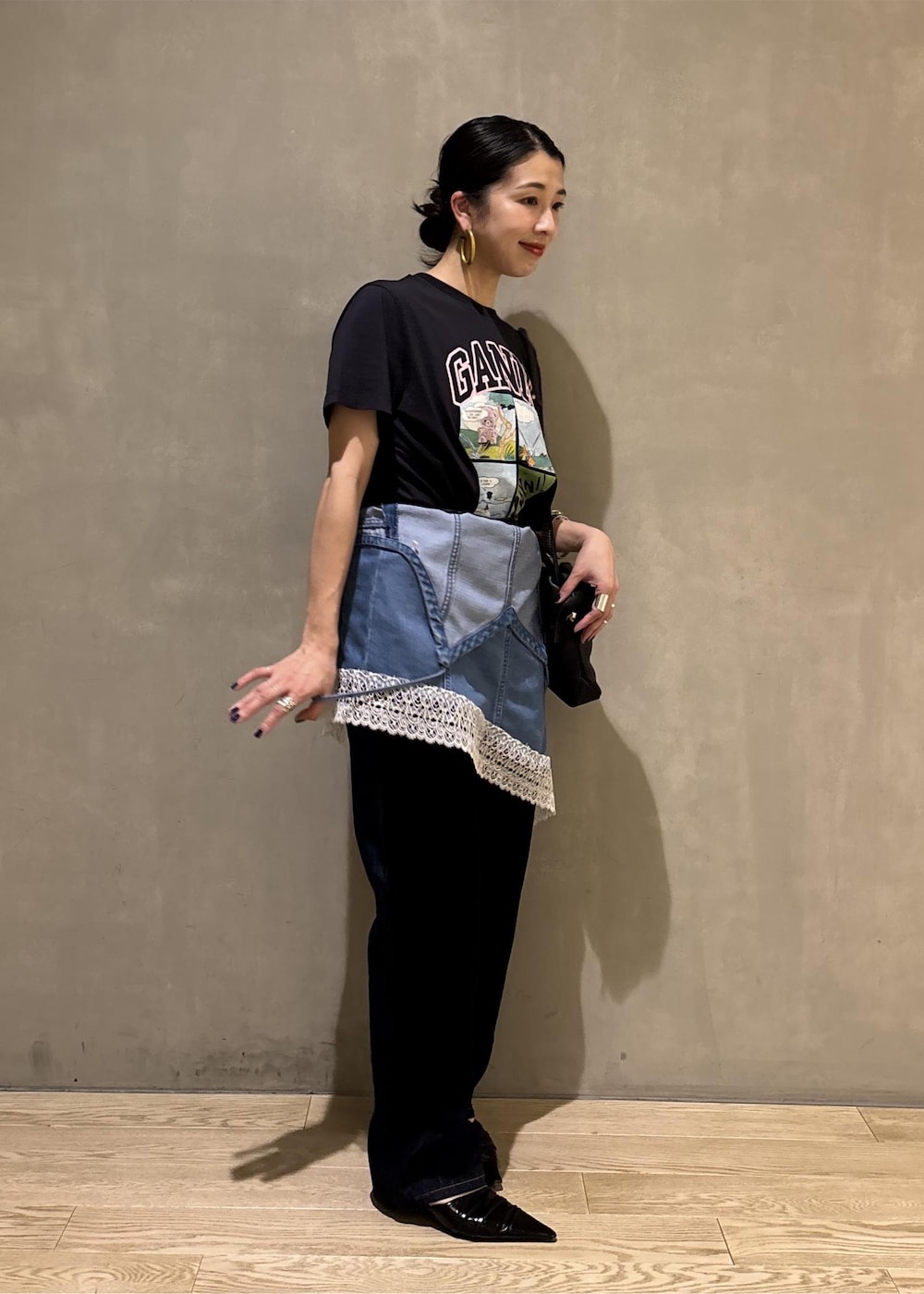 グレー系のTシャツ/カットソー、ブルー系のキャミソール、ブルー系のデニムパンツを着用したレディースの夏コーディネートの3枚目の写真