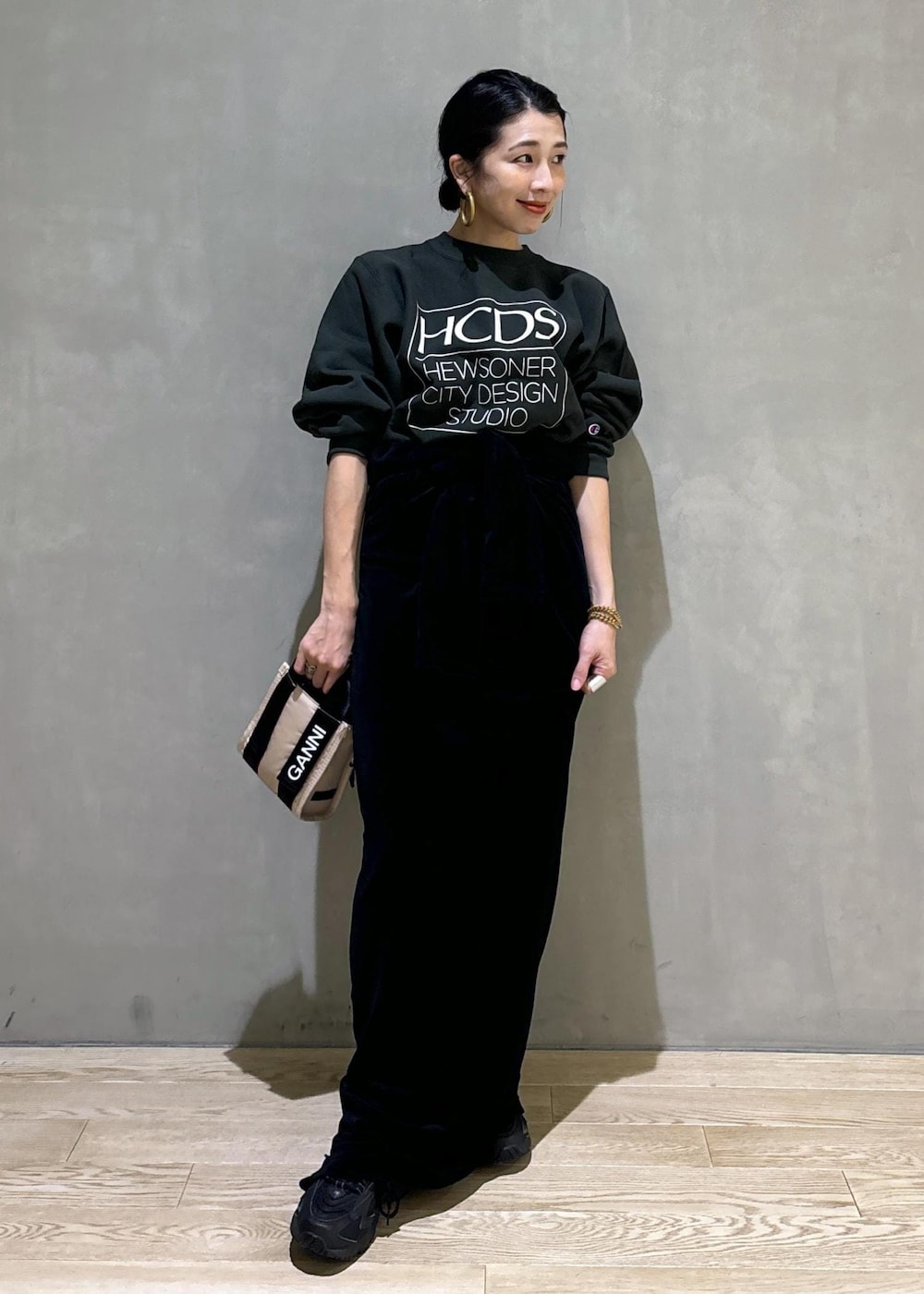 「GANNI、ガニー、チャンピオン、グリーン、ベロアワンピース、Champion for ADAM ET ROPE'、Champion、ショルダーバッグ、初秋コーデ、秋コーデ、お出かけコーデ、アウトドアコーデ、スポーツミックス、ストリート、大人カジュアル」｜「GANNIの【GANNI for ADAM ET ROPE'】Recycled tech Mini Tote（トートバッグ、ベージュ系）」を使った、SAKIさん（レディース・154cm）の秋コーディネートの2枚目の写真