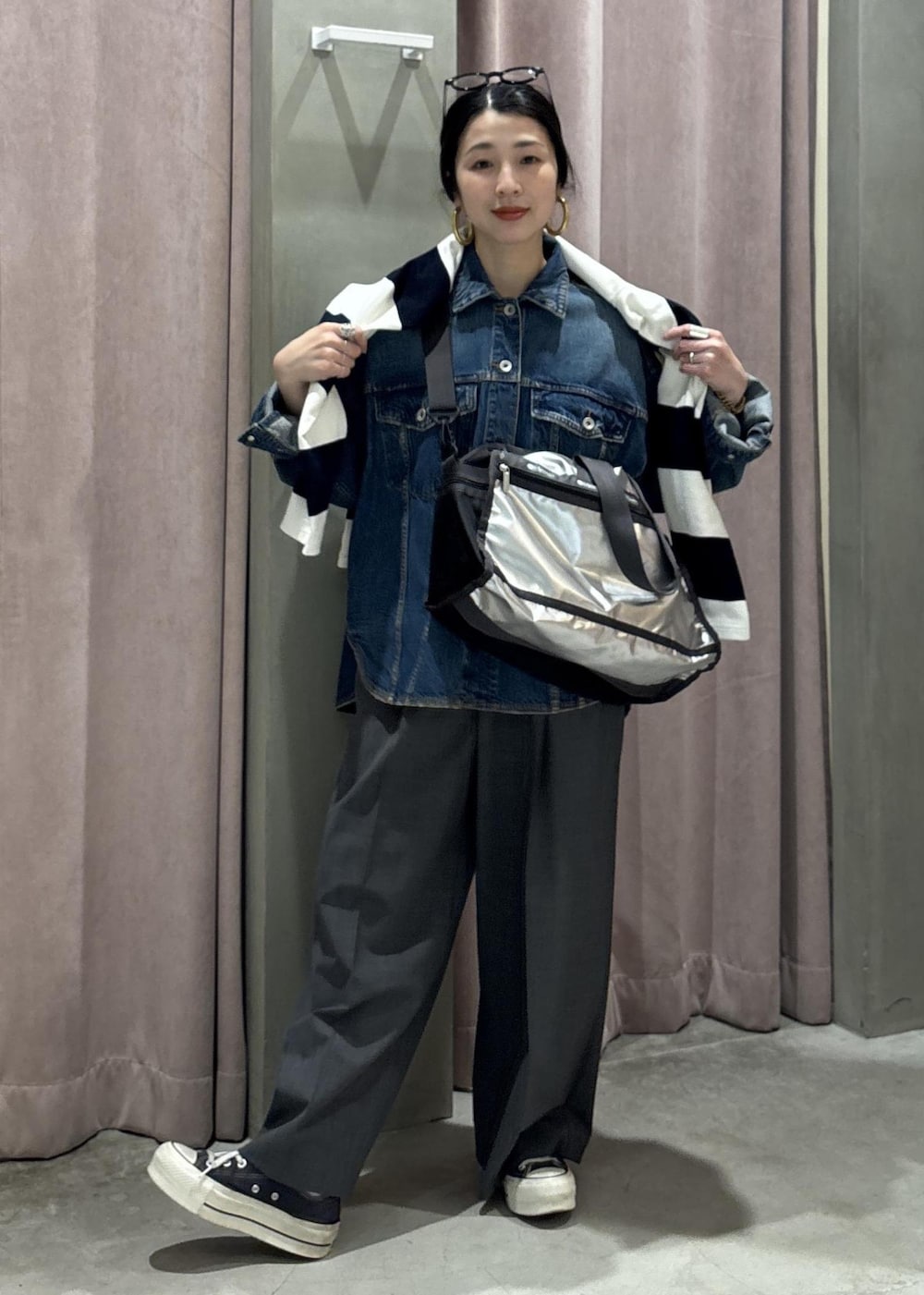 ブルー系のデニムジャケット、グレー系のスラックス、ブルー系のTシャツ/カットソーを着用したレディースの春コーディネートの5枚目の写真