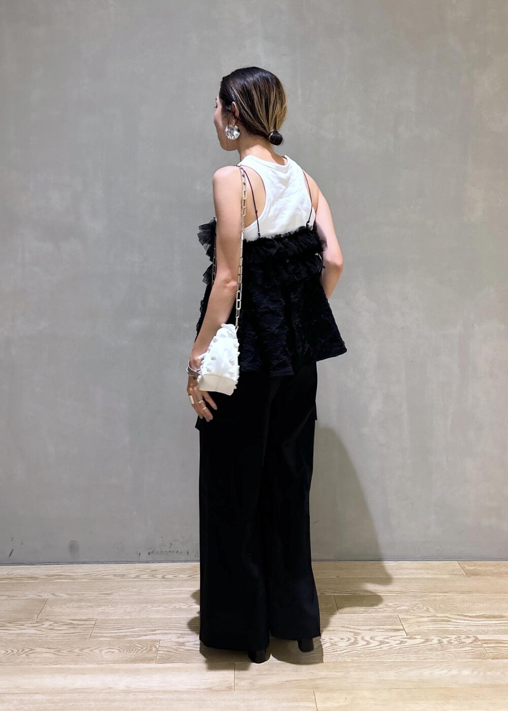 ホワイト系のタンクトップ、ブラック系のその他パンツ、ホワイト系のショルダーバッグを着用したレディースの夏コーディネートの5枚目の写真