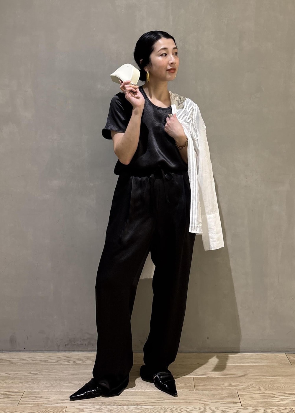 ブラック系のサンダル、ホワイト系のシャツ/ブラウス、ブラック系のシャツ/ブラウスを着用したレディースの冬コーディネートの6枚目の写真