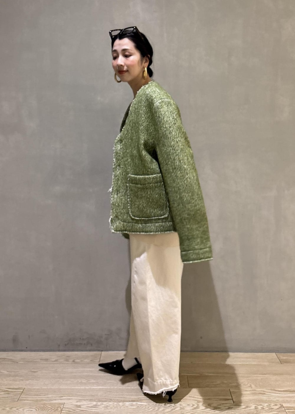 ブラック系のサンダル、ホワイト系のデニムパンツ、ホワイト系のカーディガン/ボレロを着用したレディースの冬コーディネートの6枚目の写真