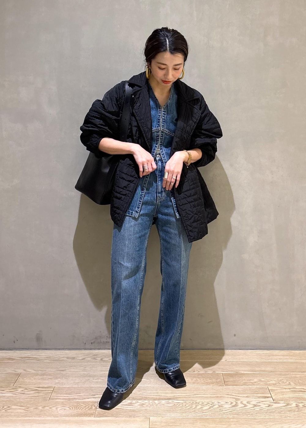 ブラック系のショルダーバッグ、ブルー系のシャツ/ブラウス、ブラック系のブルゾンを着用したレディースの冬コーディネートの5枚目の写真