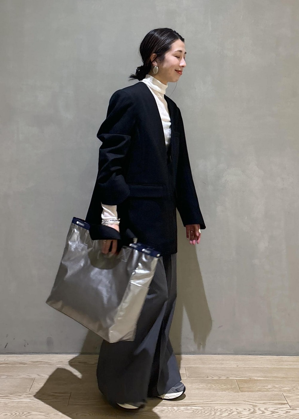 グレー系のスニーカー、ホワイト系のニット/セーター、ブラック系のシャツ/ブラウスを着用したレディースの秋コーディネートの10枚目の写真