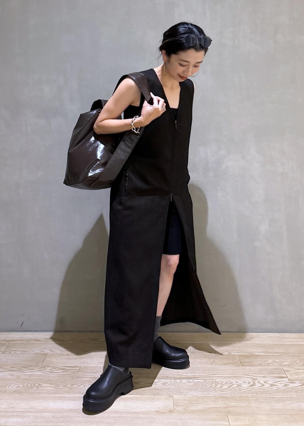 ブラック系のその他パンツ、ブラック系のチューブトップ、ブラック系のサンダルを着用したレディースの夏コーディネートの4枚目の写真