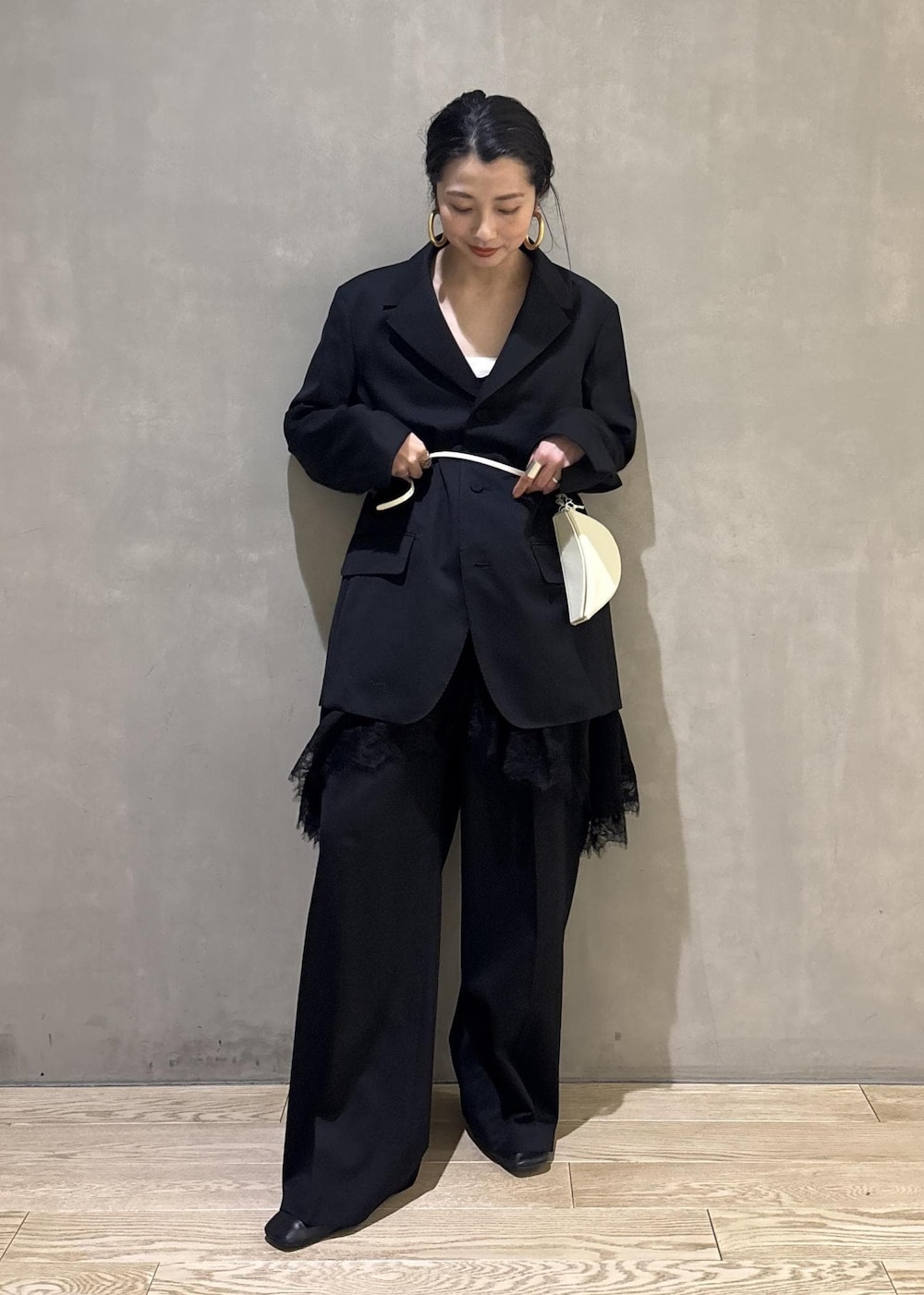 ブラック系のシャツ/ブラウス、ブラック系のテーラードジャケット、ブラック系のスラックスを着用したレディースの冬コーディネートの5枚目の写真