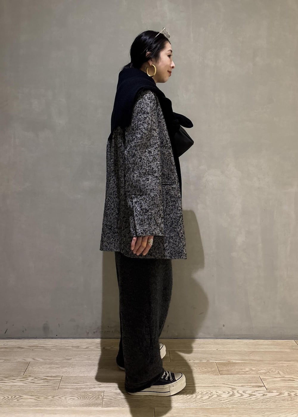 グレー系のテーラードジャケット、グレー系のその他パンツ、ブラック系のショルダーバッグを着用したレディースの冬コーディネートの5枚目の写真
