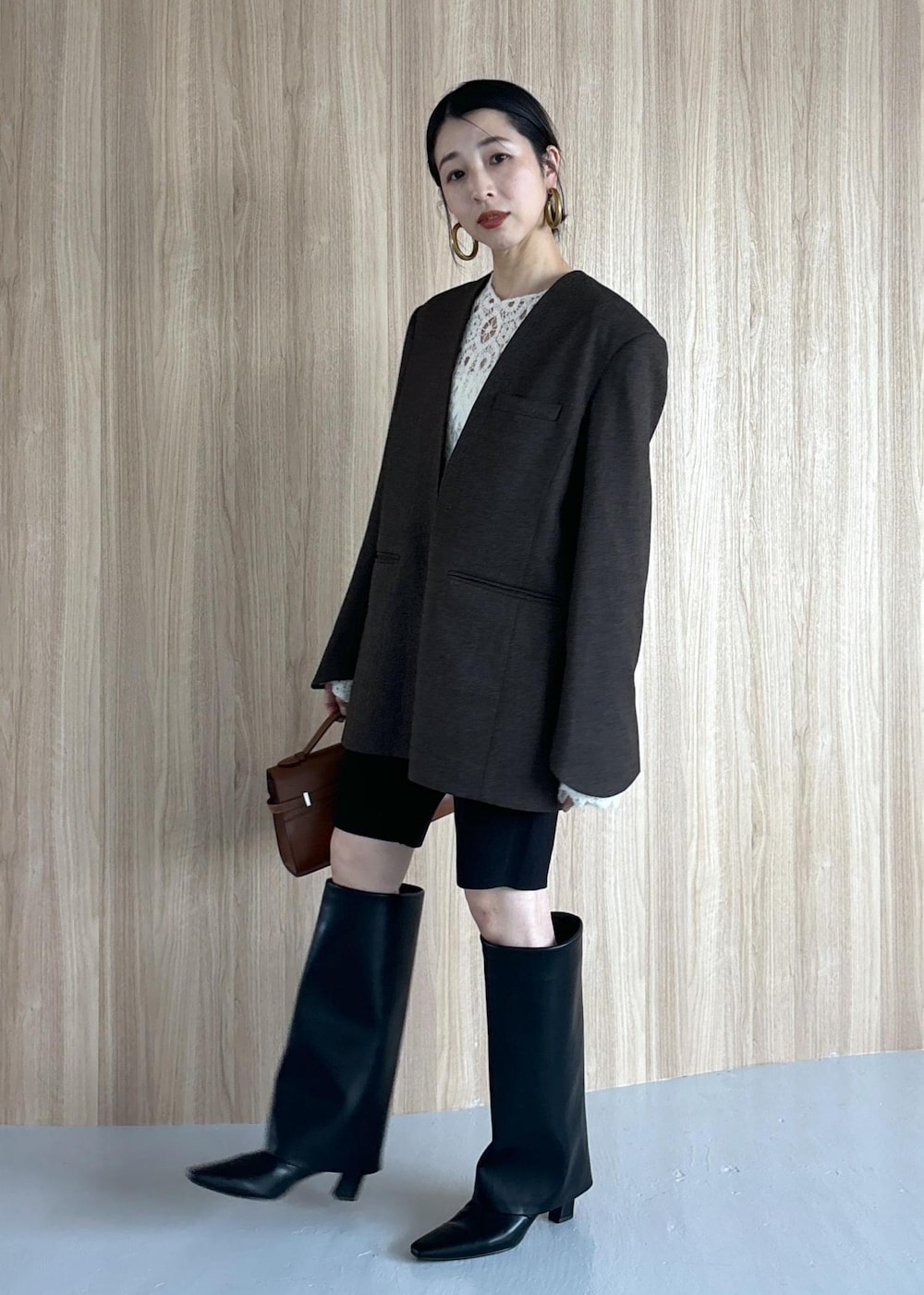 ブラック系のその他パンツ、ブラック系のブーツ、ホワイト系のニット/セーターを着用したレディースの秋コーディネートの7枚目の写真