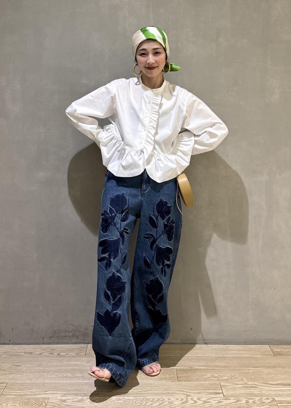 ホワイト系のシャツ/ブラウス、イエロー系のキーホルダー、グリーン系のバンダナ/スカーフを着用したレディースの冬コーディネートの4枚目の写真