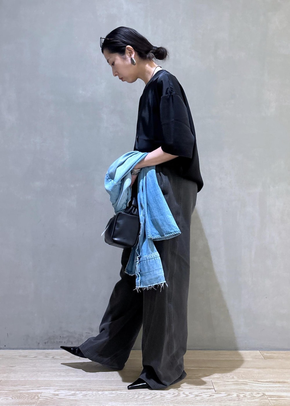 ブラック系のその他パンツ、ブラック系のハンドバッグ、ブラック系のシャツ/ブラウスを着用したレディースの春コーディネートの4枚目の写真