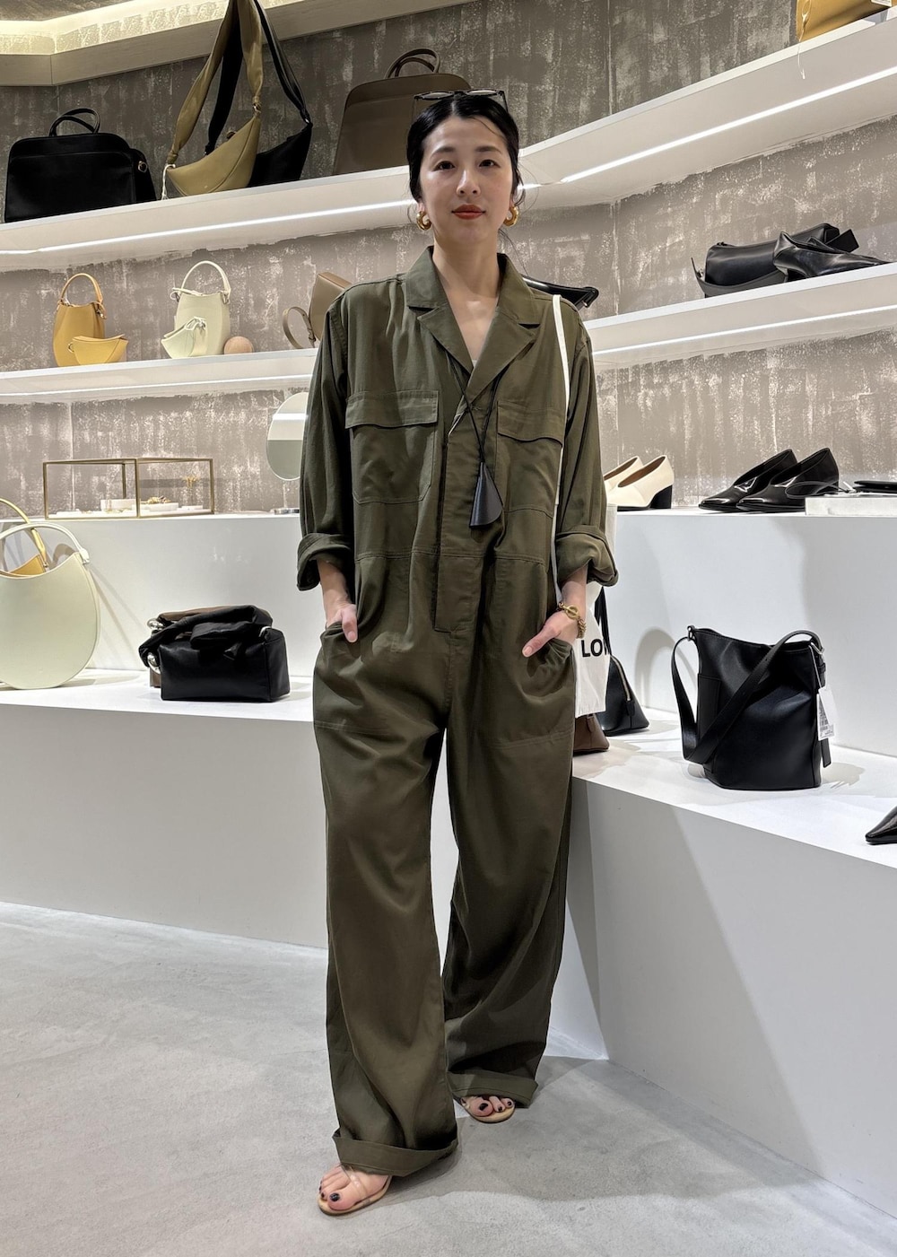 ブラウン系のサロペット/オーバーオール、ブラック系のその他小物を着用したレディースの春コーディネートの4枚目の写真