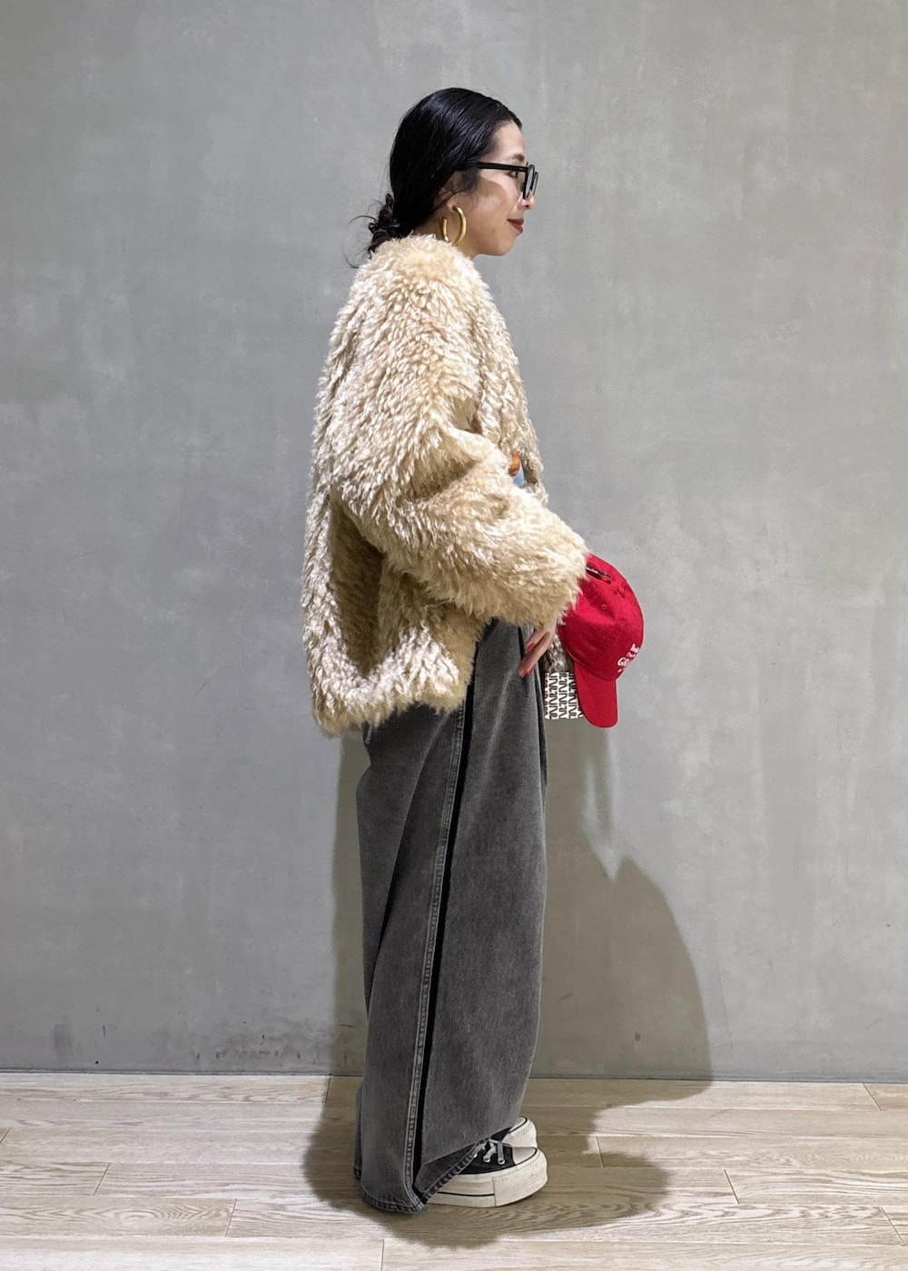 ブラック系のデニムパンツ、ブラック系のTシャツ/カットソー、ベージュ系のその他アウターを着用したレディースの秋コーディネートの3枚目の写真