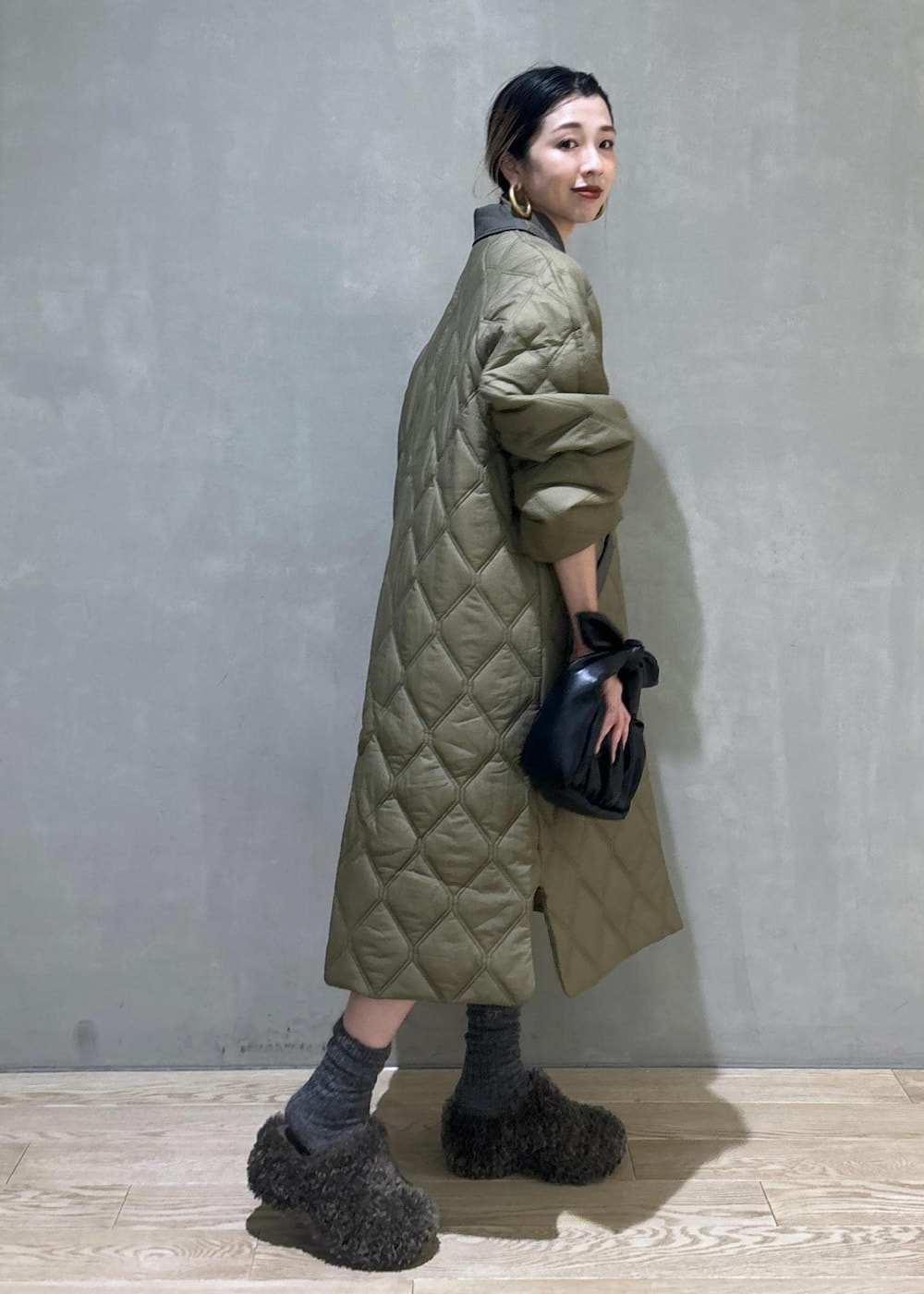 ブラック系のその他パンツ、ブラック系のショルダーバッグ、ブラウン系のサンダルを着用したレディースの夏コーディネートの4枚目の写真