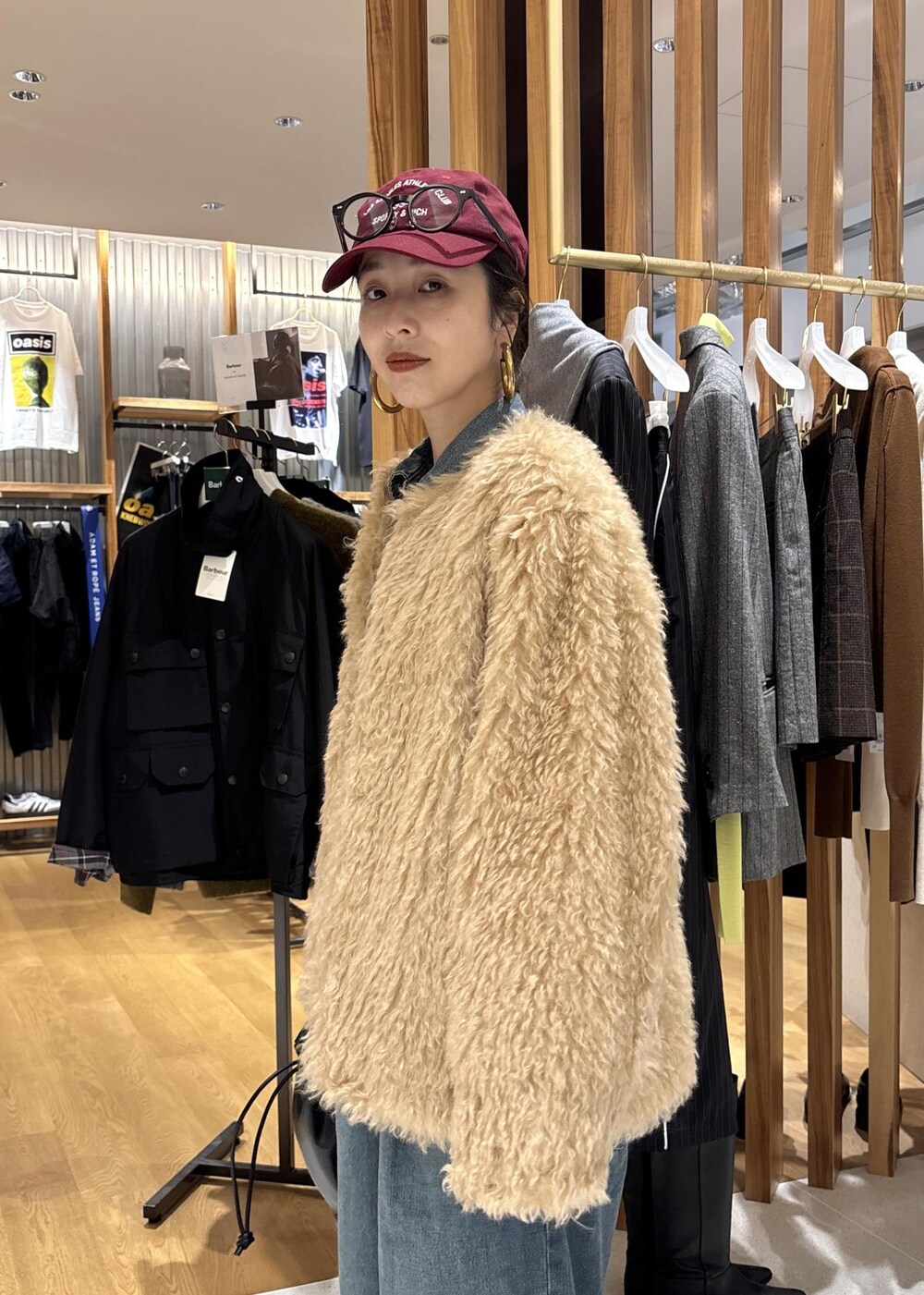 ブラック系のショルダーバッグ、ブルー系のつなぎ/オールインワン、ベージュ系のその他アウターを着用したレディースの秋コーディネートの10枚目の写真