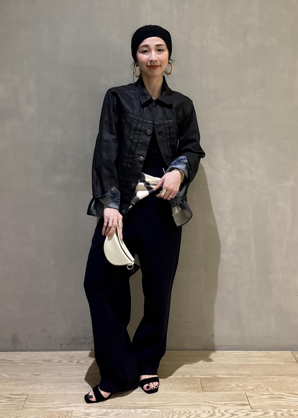 ブルー系のその他パンツ、ホワイト系のキーホルダー、ブラック系のバンダナ/スカーフを着用したレディースの春コーディネートの2枚目の写真