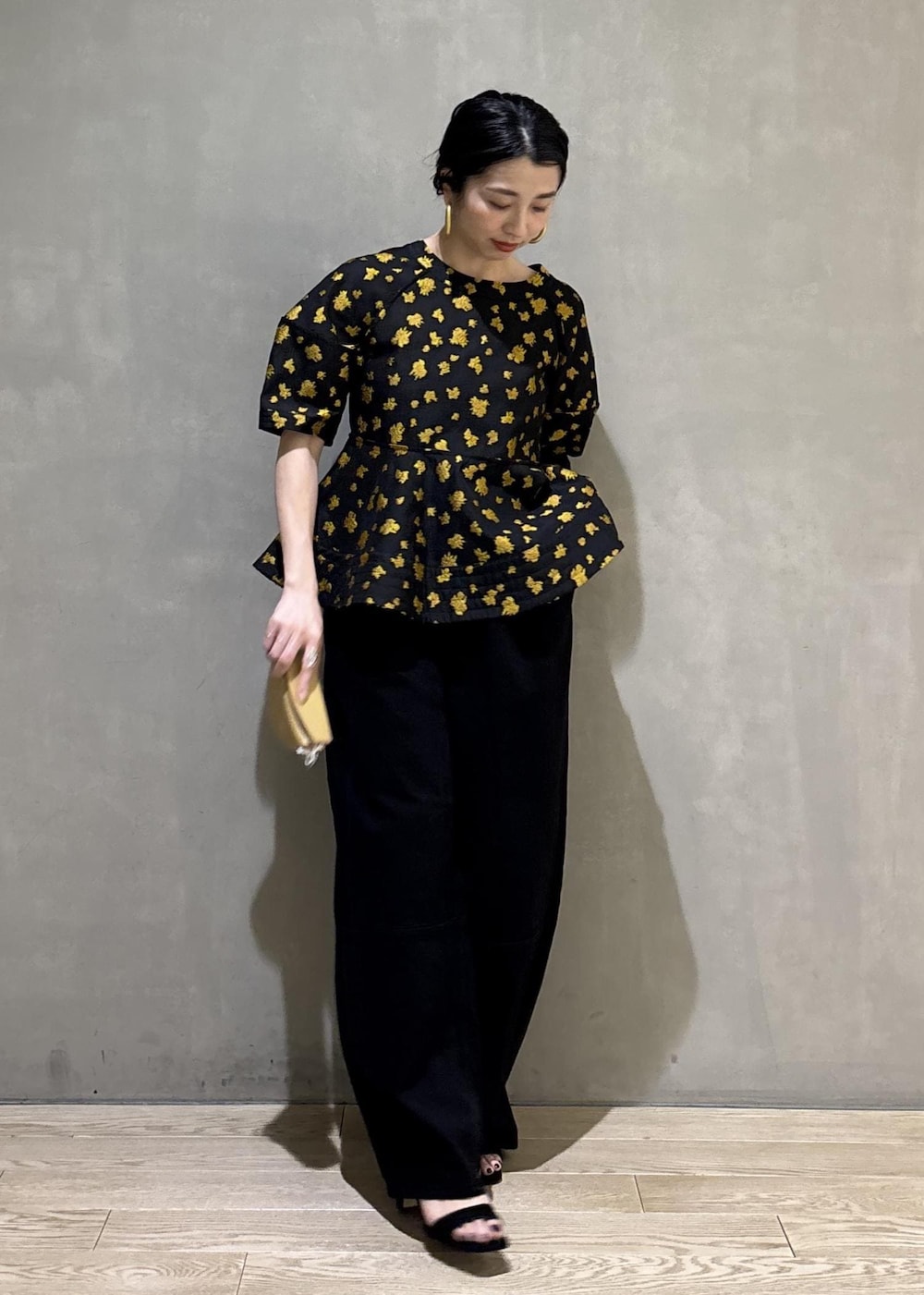 ブラック系のシャツ/ブラウス、ブラック系のその他パンツ、イエロー系のキーホルダーを着用したレディースの冬コーディネートの10枚目の写真