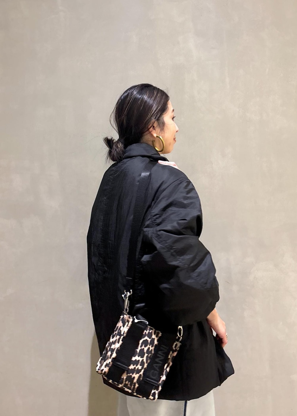 ベージュ系のトートバッグ、ブルー系のその他パンツ、ブラック系のブルゾンを着用したレディースの秋コーディネートの10枚目の写真