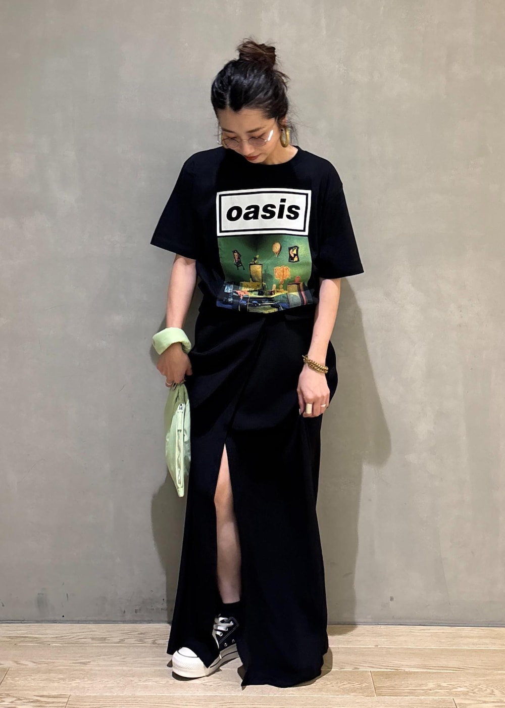 グリーン系のTシャツ/カットソー、グリーン系のハンドバッグを着用したレディースの夏コーディネートの3枚目の写真