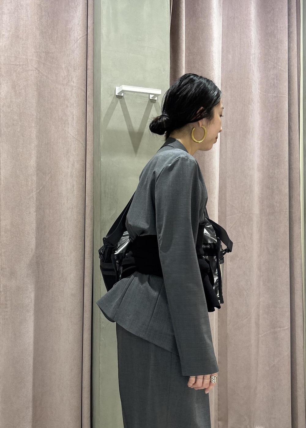 グレー系のカーディガン/ボレロ、グレー系のテーラードジャケット、グレー系のスラックスを着用したレディースの春コーディネートの9枚目の写真