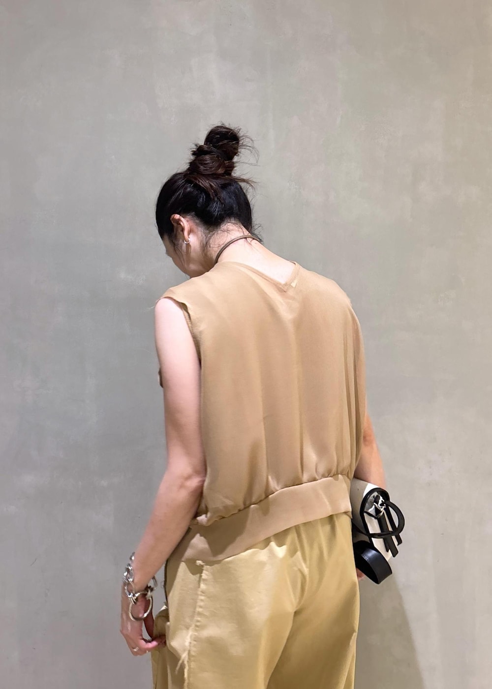 ベージュ系のTシャツ/カットソーを着用したレディースの夏コーディネートの8枚目の写真