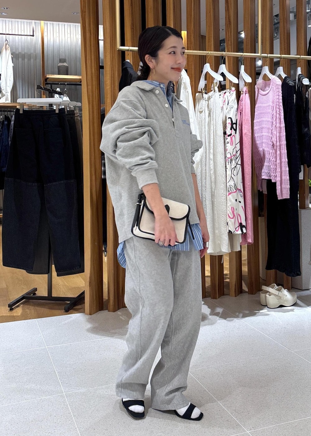 グレー系のスウェット、グレー系のその他パンツ、ブルー系のシャツ/ブラウスを着用したレディースの春コーディネートの3枚目の写真