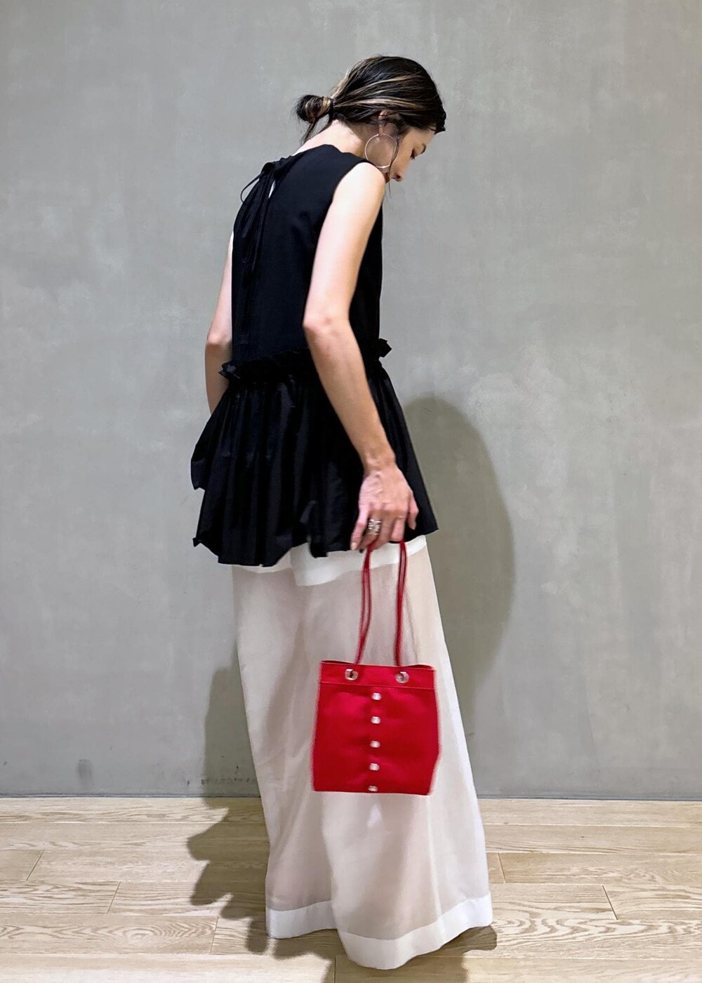 ホワイト系のタンクトップ、ホワイト系のその他パンツ、レッド系のハンドバッグを着用したレディースの夏コーディネートの5枚目の写真