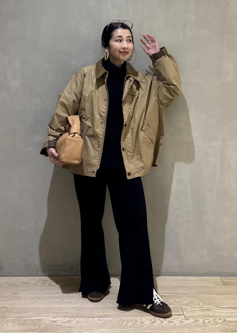ベージュ系のブルゾンを着用したレディースの冬コーディネートの7枚目の写真