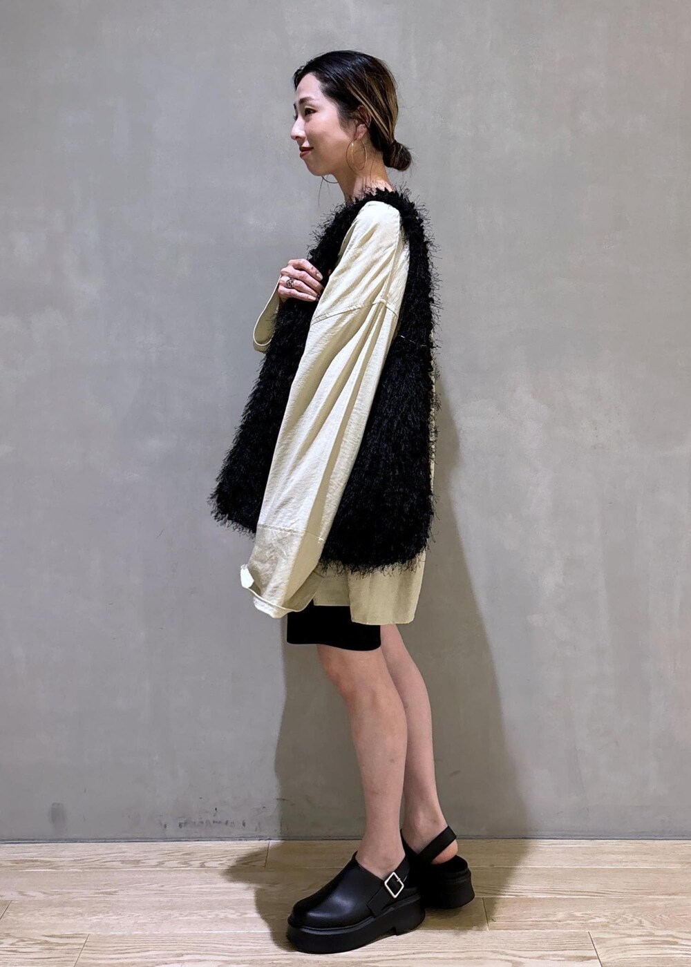 ブラック系のその他パンツ、ブラック系のサンダル、ベージュ系のシャツ/ブラウスを着用したレディースの夏コーディネートの7枚目の写真