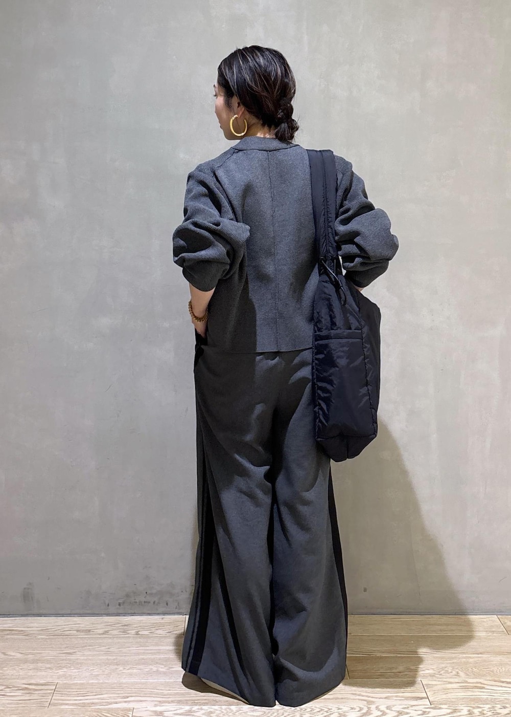 グレー系のカーディガン/ボレロ、グレー系のその他パンツを着用したレディースの冬コーディネートの7枚目の写真