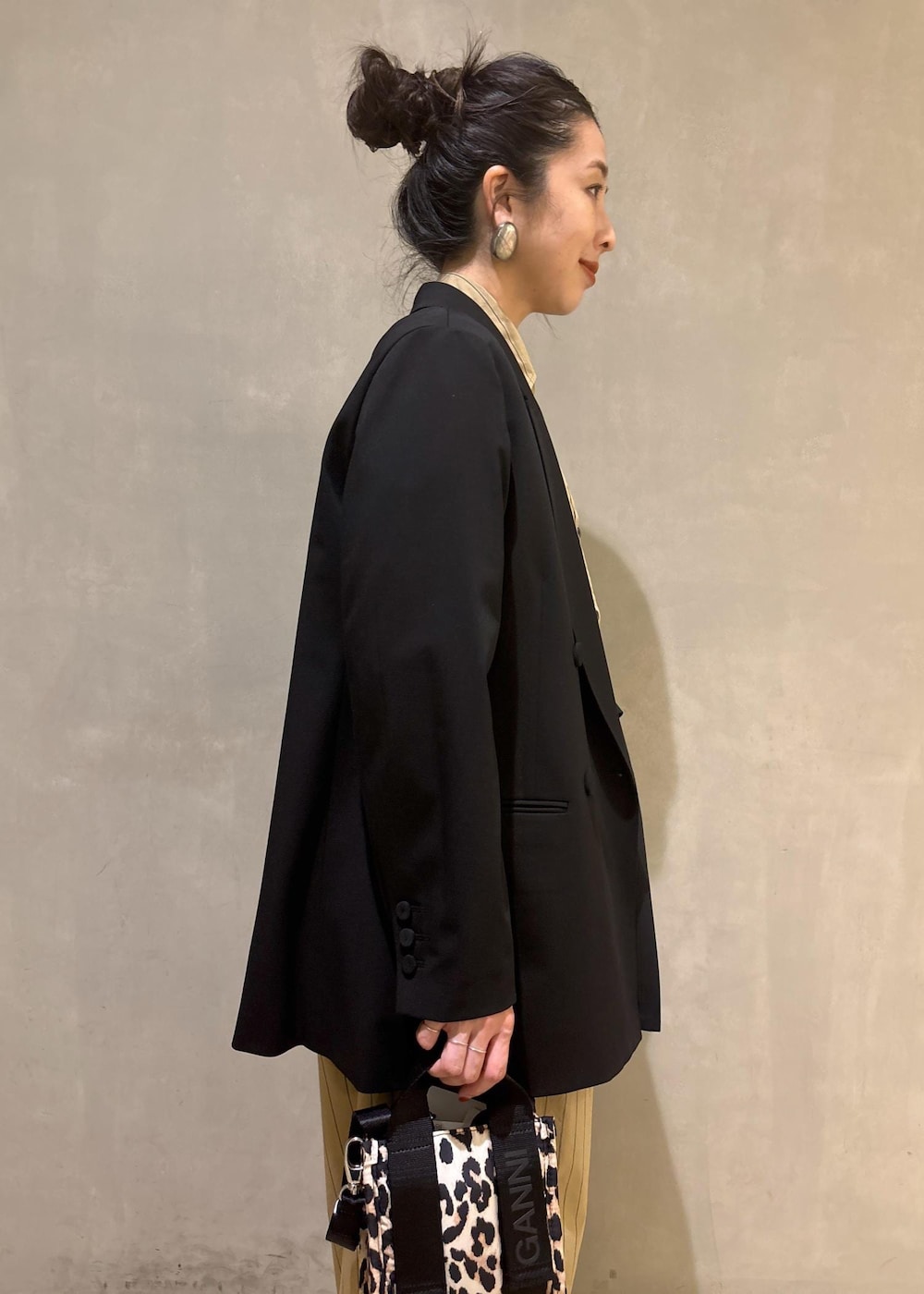 ベージュ系のショルダーバッグ、ベージュ系のスラックス、ベージュ系のシャツ/ブラウスを着用したレディースの秋コーディネートの7枚目の写真