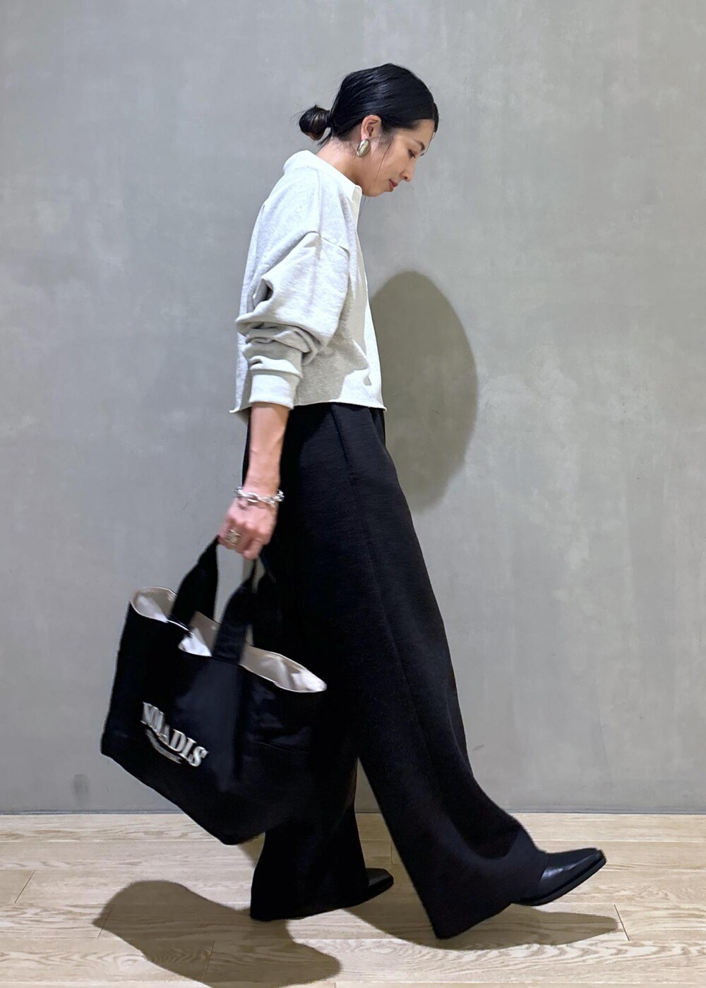 グレー系のその他パンツ、ブラック系のトートバッグ、ホワイト系のTシャツ/カットソーを着用したレディースの秋コーディネートの4枚目の写真