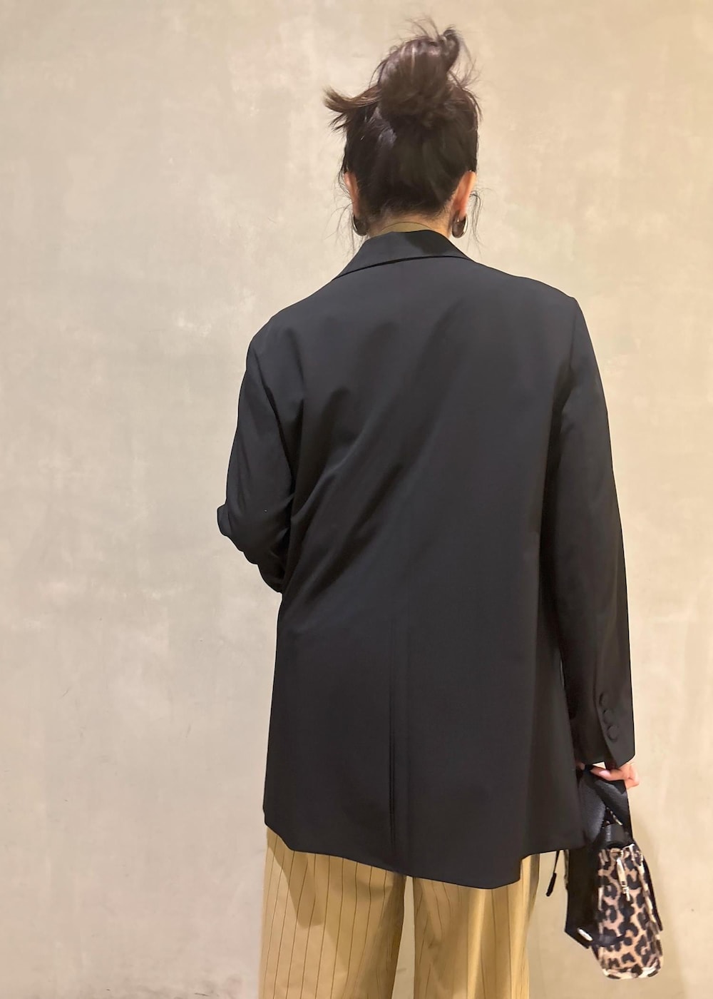 ベージュ系のショルダーバッグ、ベージュ系のスラックス、ベージュ系のシャツ/ブラウスを着用したレディースの秋コーディネートの9枚目の写真