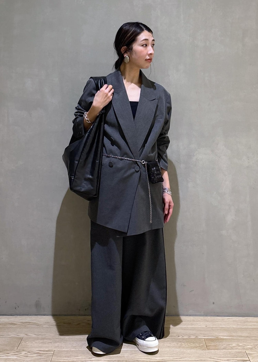 ブラック系のショルダーバッグ、グレー系のその他パンツ、グレー系のテーラードジャケットを着用したレディースの冬コーディネートの6枚目の写真