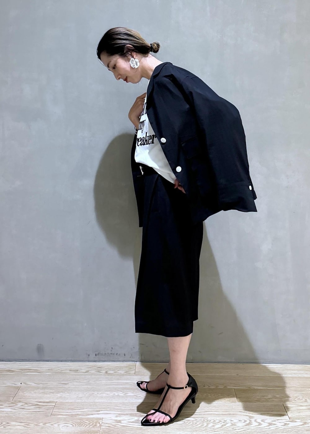 「低身長コーディネート、低身長コーデ、ハーフパンツ、ショートパンツ、24SS、KNOWHOW jewelry for ADAM ET ROPE'、KNOWHOW jewelry、ノウハウジュエリー、ジャケットスタイル、羽織、シャツジャケット、サンダル、ブラック、Tシャツ、ストラップ」|「ADAM ET ROPE'の【サステナブル】ナロークロスストラップサンダル(サンダル、ブラック系)」を使った、SAKIさん(レディース・154cm)の夏コーディネートの4枚目の写真
