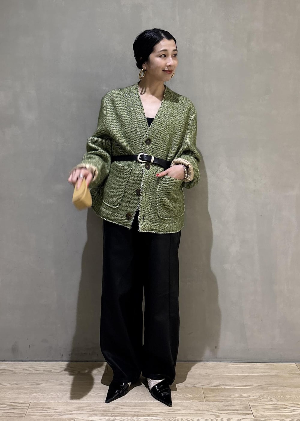 ブラック系のサンダル、ブラック系のその他パンツ、イエロー系のキーホルダーを着用したレディースの秋コーディネートの2枚目の写真