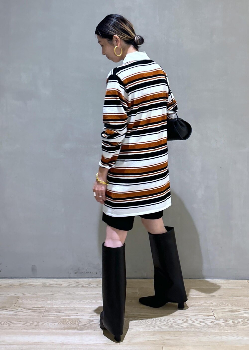 ブラック系のその他パンツ、ブラウン系のワンピースを着用したレディースの夏コーディネートの5枚目の写真