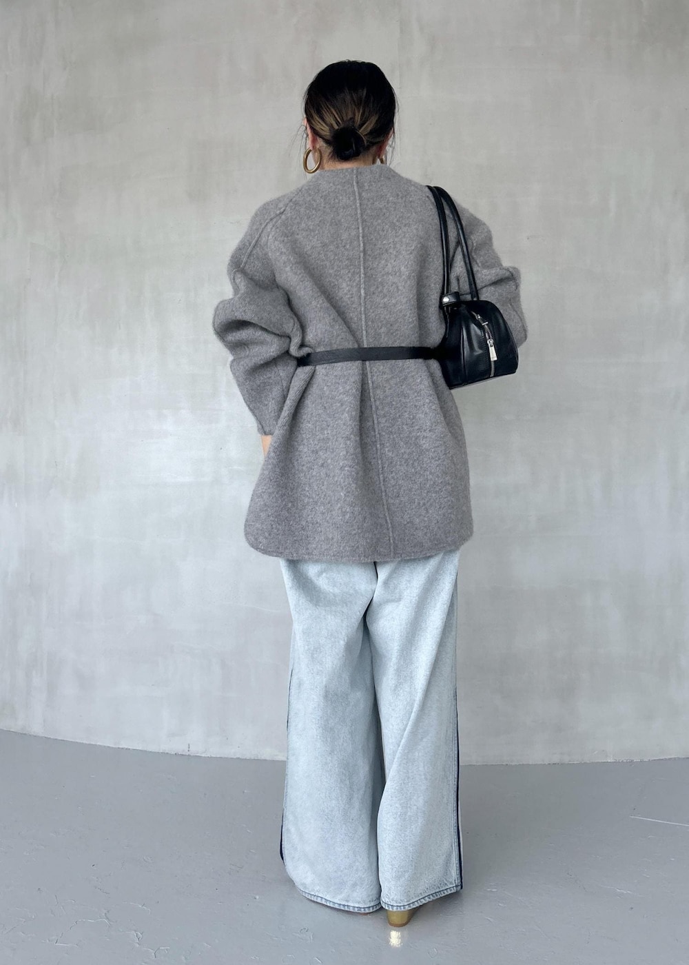 ゴールド系のパンプス、ブルー系のその他パンツ、ブラック系のボストンバッグを着用したレディースの秋コーディネートの6枚目の写真