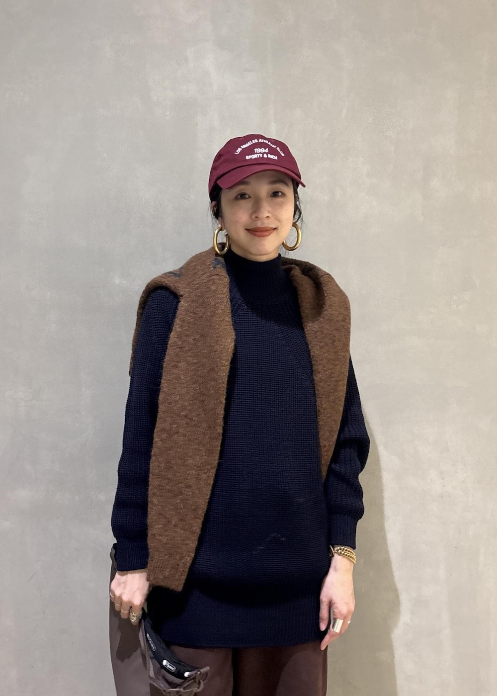 ブラウン系のその他パンツ、ブラウン系のショルダーバッグを着用したレディースの秋コーディネートの10枚目の写真