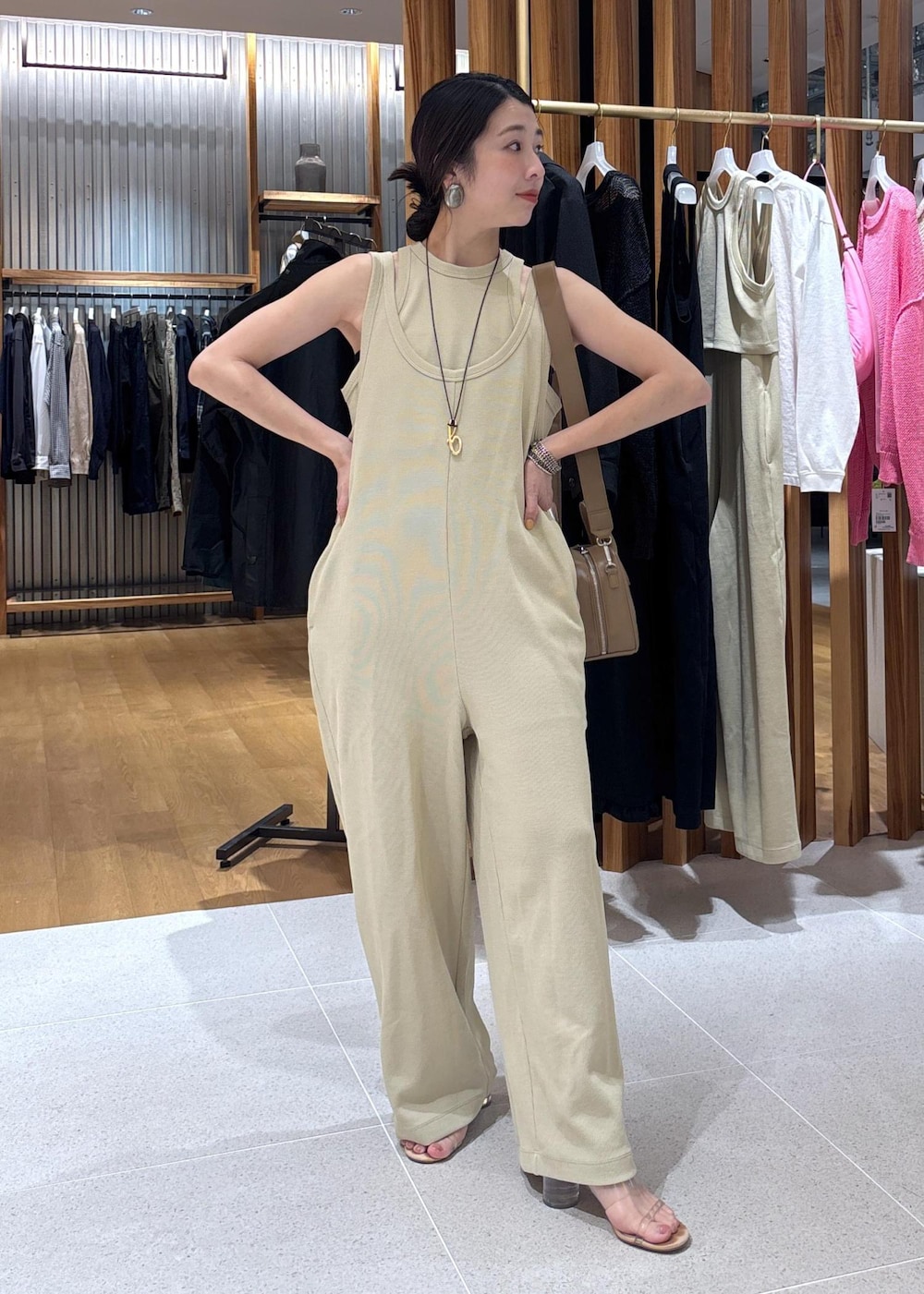 ベージュ系のつなぎ/オールインワン、ブラウン系のショルダーバッグを着用したレディースの春コーディネートの2枚目の写真