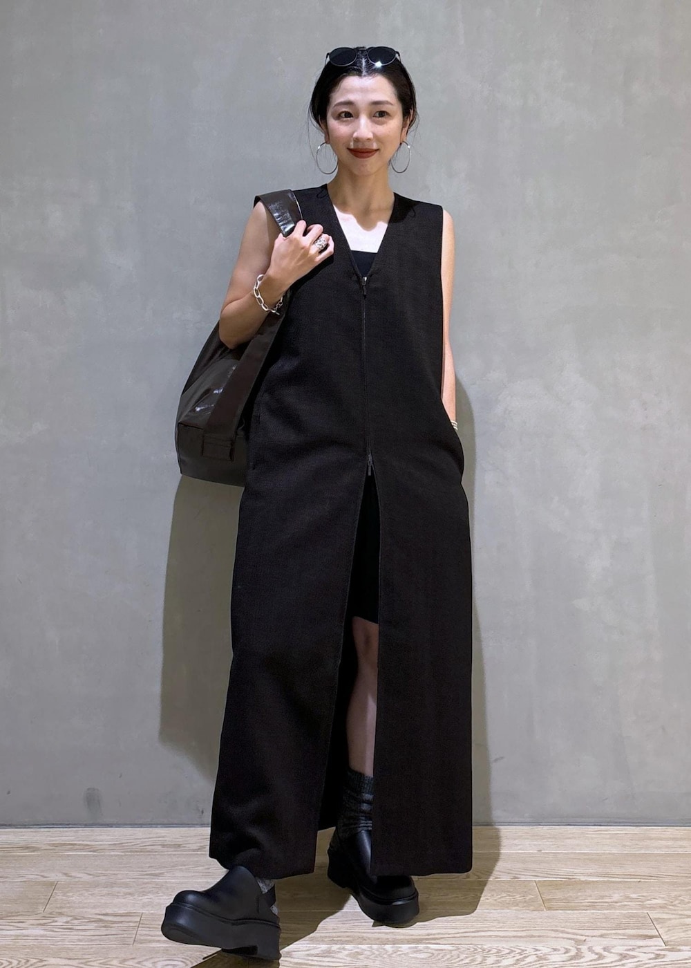 ブラック系のその他パンツ、ブラック系のチューブトップ、ブラック系のサンダルを着用したレディースの夏コーディネートの2枚目の写真