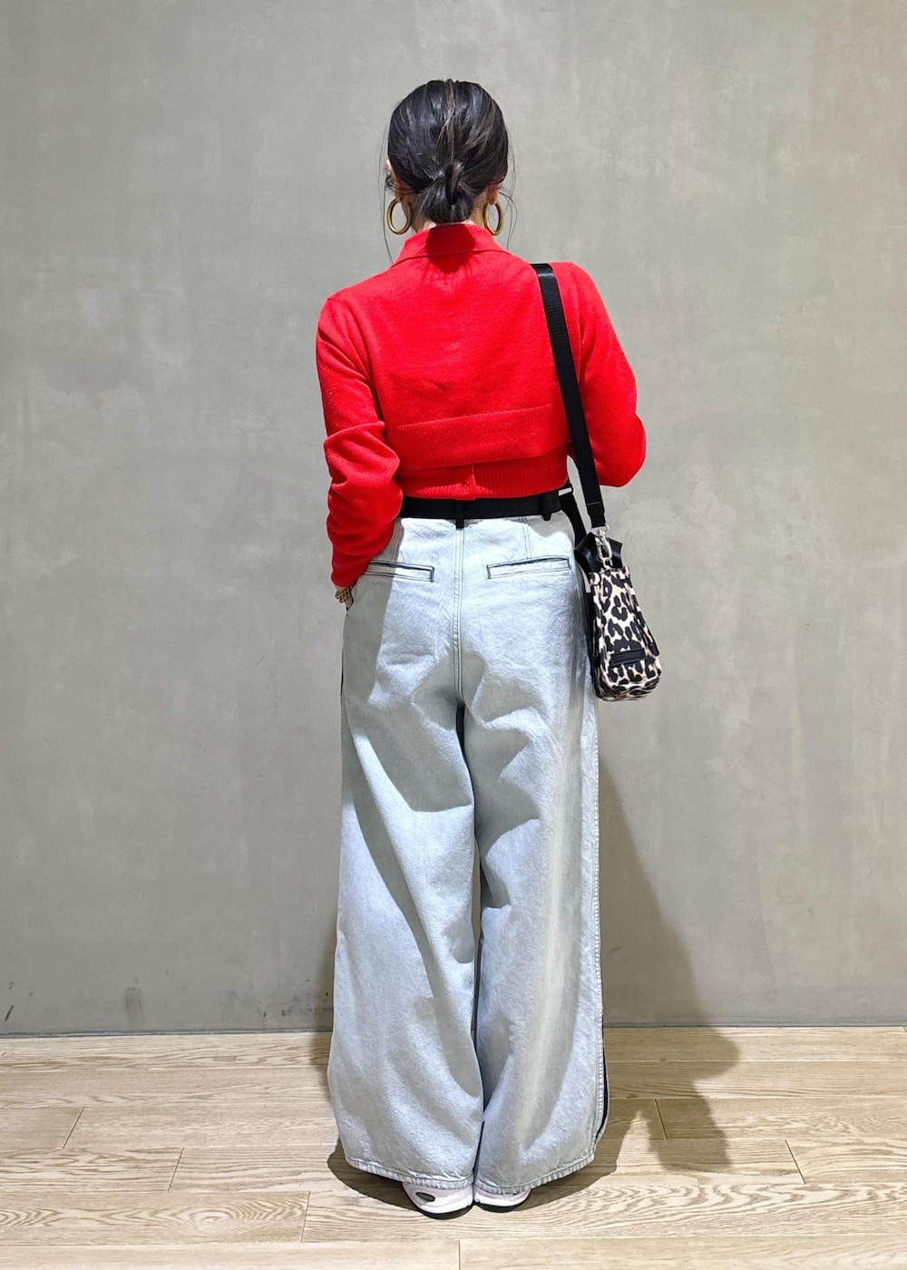 ベージュ系のトートバッグ、ブルー系のその他パンツ、レッド系のカーディガン/ボレロを着用したレディースの秋コーディネートの6枚目の写真